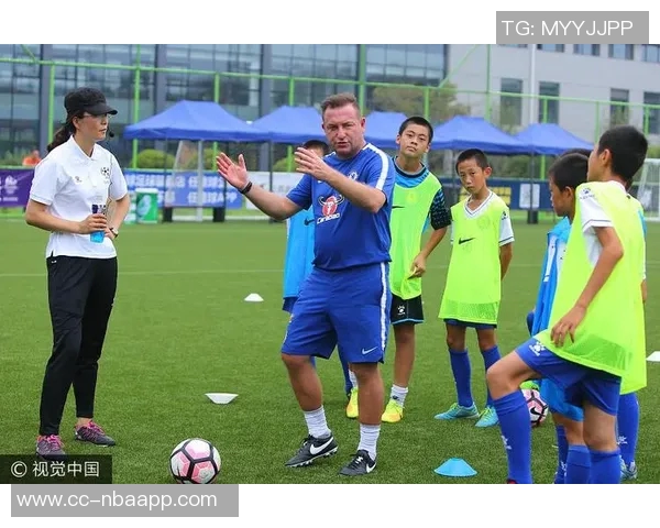 塞尔维亚教练团队深入绿军学习提升球员服务与教练协作效率