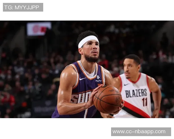 布克复出状态渐入佳境半场出战13分钟贡献10分2助